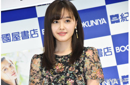 久住小春、胸元ざっくりキャミ姿で33歳誕生日報告「ずっと綺麗」「スタイル抜群」の声