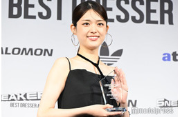 松村沙友理「支えてくれる大切な相棒」明かす 美スタイル際立つ黒ドレス姿【スニーカーベストドレッサー賞】