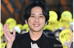 二宮和也ら“全長88m”イエローカーペットで異変探しに挑戦 ファンサービスで観客沸かす【８番出口】