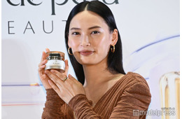 大政絢、胸元ざっくりブラウンドレス姿 スキンケアのこだわり告白「輝きを保てるように」【クレ・ド・ポー ボーテ】