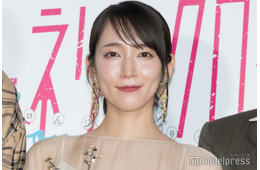 吉岡里帆、華やかシースルードレス姿披露 “恋をしているもの”も明かす「まぁー世話が焼ける」【九龍ジェネリックロマンス】