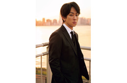 SUPER EIGHT横山裕、スーツ姿で“シゴデキ上司”熱演 ソロプロジェクト秘話・メンバーへの思い明かす