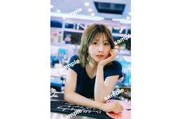日向坂46富田鈴花1st写真集、旅先で偶然の出会い果たした2ショット ポストカード2種解禁【鈴花サーキット】