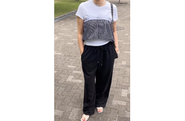 ラクときちんと見えを両立。「シャーリングジャージーパンツ」で叶える真夏の大人リラクシー【40代の毎日コーデ】