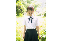 乃木坂46小川彩、“夏”の儚さ＆透明感強調 制服姿で青春グラビア