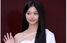 TWICEツウィ、ミニ丈レース衣装でほっそり美脚披露「見惚れる」「理想のスタイル」の声