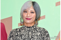 ぱーてぃーちゃん信子、7年前の水着ショットに反響「茶髪新鮮」「可愛い」