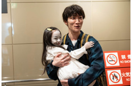 Snow Man渡辺翔太、“お化け役”子役と手繋ぎ・お姫様抱っこ…「事故物件ゾク 恐い間取り」メイキング写真解禁