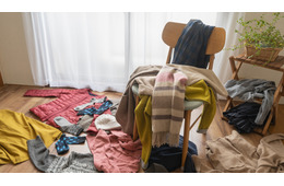 洋服が散乱した室内で真夏に「厚手のセーター」を着る義母。「季節が分からない！」それも認知症の症状です