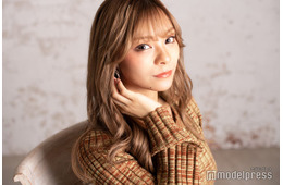 ギャルママモデルまぁみ、前かがみショットで美バスト大胆チラ見せ「セクシー」「ドキッとする」