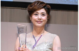藤原紀香、5年ぶり2度目の「ジュエリーベストドレッサー賞」受賞 夫・片岡愛之助からの婚約指輪は「私のお守り」【第36回 日本ジュエリーベストドレッサー賞】
