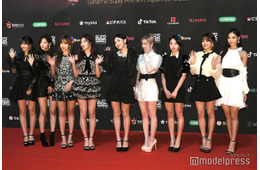 TWICE、全員でカットアウトデニム着こなす「ロラパルーザ」ショットに「そこが切れてるんだ」「攻めてる」