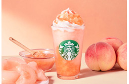 スタバ、桃感UPの新作「More ヘブンリー ピーチ フラペチーノ」至福のデザート類もラインナップ