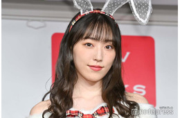 元モー娘。譜久村聖、膝上ミニで美脚披露「スタイル抜群」「モノトーンで上品」