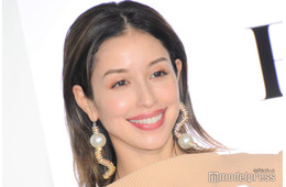 BENI、スリットドレスからスラリ美脚披露「かっこよすぎ」「脚が綺麗」