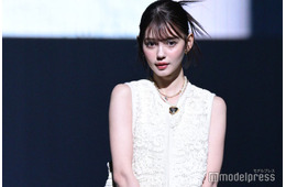 理科大卒モデル村上愛花、へそ出しコーデに熱視線「着こなしカッコイイ」「見惚れた」