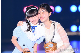 原菜乃華、シースルードレスで美肌透け マイカ ピュと頬くっつけ仲良しオーラ全開【関コレ2025A/W】