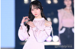 ≠ME谷崎早耶、肩出し衣装に視線集中 大人ガーリーコーデ披露【関コレ2025A/W】