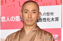 市川團十郎、ハワイに家族旅行 息子との海水浴ショット公開