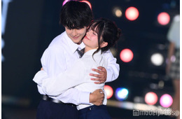 「今日好き」“けんみあカップル”中村健太朗、藤田みあの手の甲にキス＆ハグでラブラブランウェイ【関コレ2025A/W】