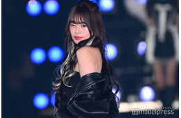 「今日好き」瀬川陽菜乃、美デコルテ＆ウィンクで会場虜に【関コレ2025A/W】