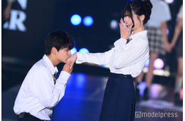 「今日好き」“けんみあカップル”中村健太朗、藤田みあの手の甲にキス＆ハグでラブラブランウェイ【関コレ2025A/W】