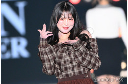 iLiFE!心花りり、オフショルで美肩ちら見せ TikTokで話題の「3度の飯よりりりが好き！」ポーズも【関コレ2025A/W】
