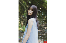 乃木坂46五百城茉央、ノースリワンピ姿で川遊び＆プールで青春グラビア「ボム」表紙登場【独占カットあり】
