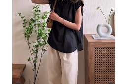 真夏にぴったりの涼しさ。軽やかに着こなす、黒×アイボリーの涼感スタイル【40代の毎日コーデ】