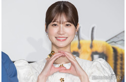 生見愛瑠、膝上ミニ丈で美脚スラリ「理想のスタイル」「大人っぽい」と絶賛の声