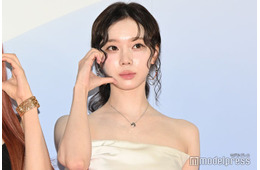 aespaウィンター、ミニ丈スウェットから美ウエストチラリ「スタイル抜群」「くびれが理想」