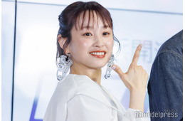 高橋愛、美脚チラリ ワンショルワンピコーデに「着こなせるのすごい」の声