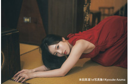 本田真凜、赤ドレス姿で大人っぽい表情 ノスタルジームードの先行カット公開【MARIN】