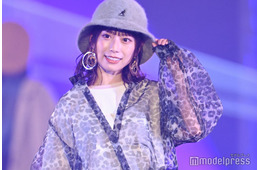 元日向坂46東村芽依、ベアトップで美デコルテ輝く「彼女感すごい」「最強ビジュ」と絶賛の声