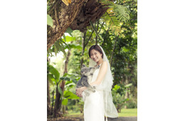 岡崎紗絵、ウエディングドレス姿で美脚披露 恋愛観の変化・理想のプロポーズ明かす