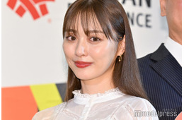 内田理央、ベアトップで美デコルテ輝く「さすがの着こなし」「女神のよう」の声