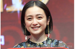 安達祐実、ノースリーブで美肌披露「サイドスリット可愛い」「肌綺麗」の声