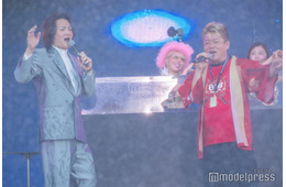 ホリエモン、主催音楽フェスで大暴れ 「令和の虎」林尚弘氏と演歌新曲「キャバクラ人生」披露【BOB2025】