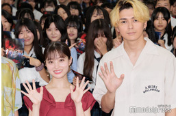 橋本環奈・眞栄田郷敦ら、学校にサプライズ登場 生徒から歓声浴びる【カラダ探し THE LAST NIGHT】