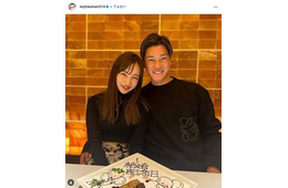 高橋奎二選手、寝室で長女に絵本読む姿に反響「ともちんが撮ったのかな？」「結婚記事飾ってるの素敵」妻は板野友美