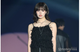 美人インフルエンサー、ワンショルコーデで肌見せ「服どうなってるの？」「大胆」の声