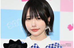 あの、膝上ミニスカで美脚際立つ「スタイル抜群」「何でも似合うのすごい」の声