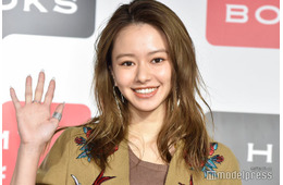 山本舞香、アンダーウェアのぞくへそ出しルック披露「カッコ可愛い」「見惚れてしまう」と反響