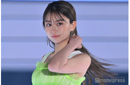 水戸由菜（みとゆな）、美脚際立つ膝上ミニワンピ姿「スタイル抜群」「ラインが綺麗すぎ」と反響