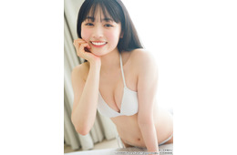 「ミスヤングマガジン」晴こころ、白ビキニ姿で美ボディ輝く
