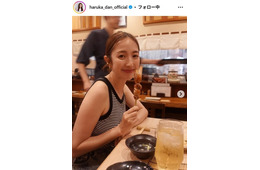 元「ZIP！」リポーター團遥香、色白美脚際立つビッグTシャツ姿 娘との2ショットに反響続々