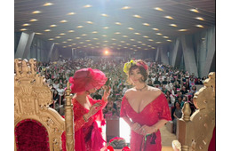叶姉妹、女子大イベント初出演でファン殺到・数百人の“出待ち”も 神対応で魅了