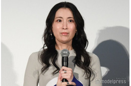 雛形あきこ、美デコルテ際立つオフショル姿披露「美貌がすごい」「似合ってる」