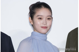 高石あかり、ミニスカから色白美脚披露「綺麗」「着こなしかっこいい」