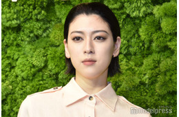 三吉彩花、クロップトップでへそピ見せ「かっこよすぎ」「色気爆発」の声